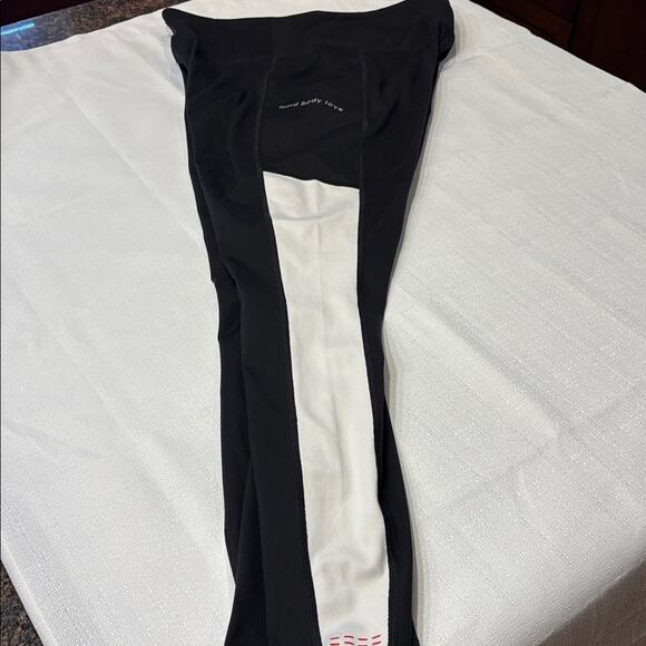 MIND BODY LOVE Peace Love World Black ColorBlocked Leggings Size MP - Picture 4 of 7